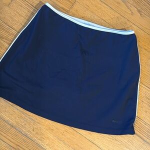 🦋REEBOK NAVY SKORT - WHITE PIPING.  WOMAN’S MEDIUM🦋